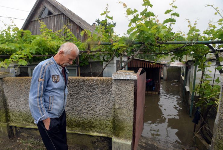 Як повідомляє місцева влада, станом на 14 червня 2023 року рівень води в річці Інгулець у Снігурівській громаді Миколаївської області впав на 2 м 78 см, але село Афанасіївка досі у водяному полоні. Відновлюється електропостачання, продовжується доставка продуктів харчування, питної води та засобів гігієни до підтоплених населенних пунктів, люди повертаються додому. Там, де рівень води знизився, відповідні комісії розпочинають роботу з фіксації завданої шкоди. А на початку підтоплення загалом з села Афанасіївка рятувальниками евакуювали 75 дорослих та дітей. Також військові допомагали вивозити й корів.