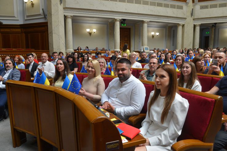 Заступниця Голови Верховної Ради України Олена Кондратюк від імені керівництва Парламенту взяла участь у нагородженні та привітанні працівників Апарату Верховної Ради України з нагоди професійного свята – Дня державної служби. У заході також взяли участь Керівник Апарату Верховної Ради України Вячеслав Штучний, працівники структурних підрозділів Апарату та почесні гості - колишні працівники з багаторічним досвідом парламентської служби.