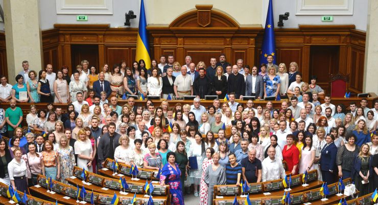 Заступниця Голови Верховної Ради України Олена Кондратюк від імені керівництва Парламенту взяла участь у нагородженні та привітанні працівників Апарату Верховної Ради України з нагоди професійного свята – Дня державної служби. У заході також взяли участь Керівник Апарату Верховної Ради України Вячеслав Штучний, працівники структурних підрозділів Апарату та почесні гості - колишні працівники з багаторічним досвідом парламентської служби.