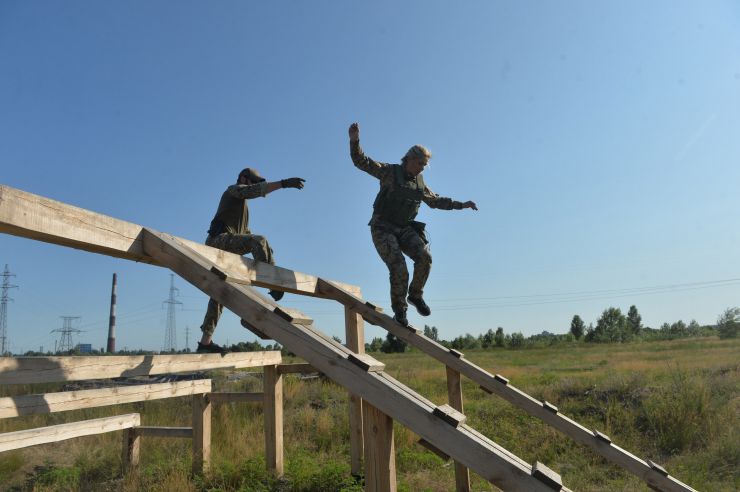 «Форма має значення!». 
Під такою назвою відбувся преспоказ і тестування зразків жіночої польової форми, яка зараз знаходиться на фінальному затверджені у Міністерстві оборони України і буде запроваджена для жінок-військових. 
Соціальна ініціатива «Arm Women Now» тісно співпрацює з підрозділами ЗСУ, Нацгвардії, Нацполіції та Державної прикордонної служби. Представники волонтерського проекту розповіли: «Ми забезпечуємо наших Захисниць на передовій зручною та комфортною жіночою польовою уніформою з початку повномасштабної війни. Нашу форму безкоштовно отримали понад 4500 тисяч жінок-військових. Ми перша в Україні соціальна ініціатива, яка підняла питання гендерного забезпечення в армії та домоглася прийняття на рівні Міністерства оборони України технічної документації на пошиття спідньої білизни для жінок-військових на основі наших розробок»
Тестування відбулося на тренувальній базі батальйону «Легіон-Д» у Києві. Інструктори батальйону провели «курс молодого бійця» для учасниць тестування. Серед основного: тактичні військові прийоми, проходження перешкод, марш-кидок та стрільба. 
Представники волонтерського проєкту Arm Women Now продемонстрували журналістами зразки жіночої військової форми, які перебувають на тестуванні у Міністерстві оборони України.
