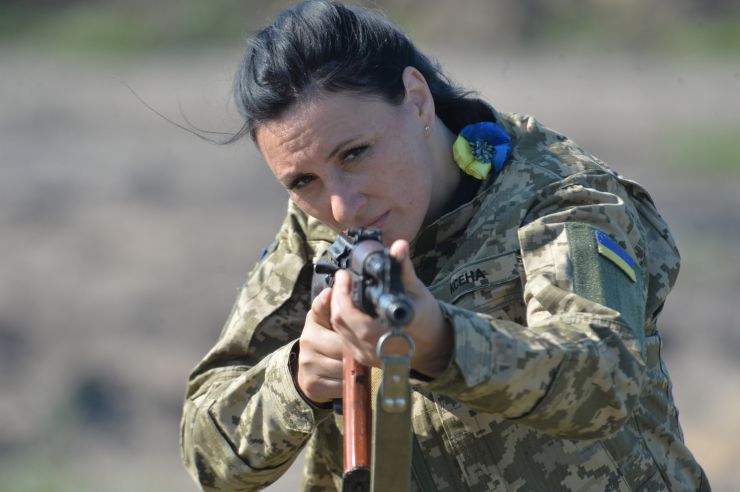 «Форма має значення!». 
Під такою назвою відбувся преспоказ і тестування зразків жіночої польової форми, яка зараз знаходиться на фінальному затверджені у Міністерстві оборони України і буде запроваджена для жінок-військових. 
Соціальна ініціатива «Arm Women Now» тісно співпрацює з підрозділами ЗСУ, Нацгвардії, Нацполіції та Державної прикордонної служби. Представники волонтерського проекту розповіли: «Ми забезпечуємо наших Захисниць на передовій зручною та комфортною жіночою польовою уніформою з початку повномасштабної війни. Нашу форму безкоштовно отримали понад 4500 тисяч жінок-військових. Ми перша в Україні соціальна ініціатива, яка підняла питання гендерного забезпечення в армії та домоглася прийняття на рівні Міністерства оборони України технічної документації на пошиття спідньої білизни для жінок-військових на основі наших розробок»
Тестування відбулося на тренувальній базі батальйону «Легіон-Д» у Києві. Інструктори батальйону провели «курс молодого бійця» для учасниць тестування. Серед основного: тактичні військові прийоми, проходження перешкод, марш-кидок та стрільба. 
Представники волонтерського проєкту Arm Women Now продемонстрували журналістами зразки жіночої військової форми, які перебувають на тестуванні у Міністерстві оборони України.
