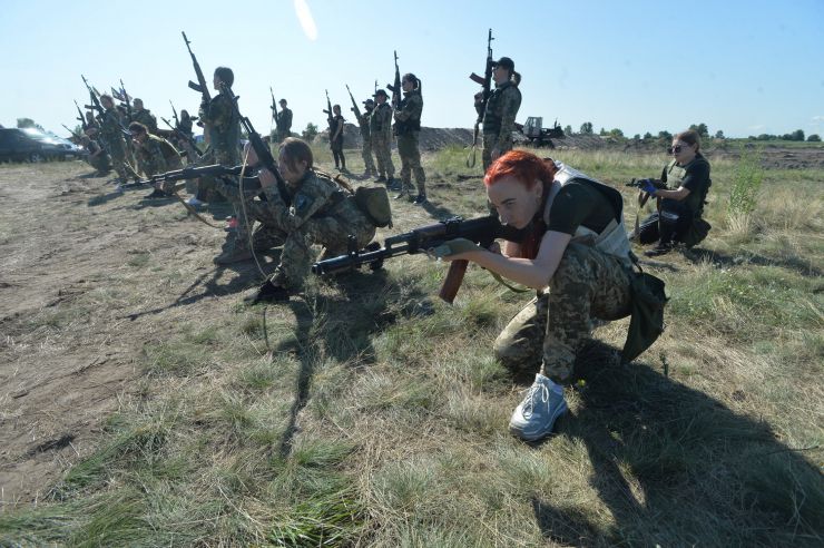 «Форма має значення!». 
Під такою назвою відбувся преспоказ і тестування зразків жіночої польової форми, яка зараз знаходиться на фінальному затверджені у Міністерстві оборони України і буде запроваджена для жінок-військових. 
Соціальна ініціатива «Arm Women Now» тісно співпрацює з підрозділами ЗСУ, Нацгвардії, Нацполіції та Державної прикордонної служби. Представники волонтерського проекту розповіли: «Ми забезпечуємо наших Захисниць на передовій зручною та комфортною жіночою польовою уніформою з початку повномасштабної війни. Нашу форму безкоштовно отримали понад 4500 тисяч жінок-військових. Ми перша в Україні соціальна ініціатива, яка підняла питання гендерного забезпечення в армії та домоглася прийняття на рівні Міністерства оборони України технічної документації на пошиття спідньої білизни для жінок-військових на основі наших розробок»
Тестування відбулося на тренувальній базі батальйону «Легіон-Д» у Києві. Інструктори батальйону провели «курс молодого бійця» для учасниць тестування. Серед основного: тактичні військові прийоми, проходження перешкод, марш-кидок та стрільба. 
Представники волонтерського проєкту Arm Women Now продемонстрували журналістами зразки жіночої військової форми, які перебувають на тестуванні у Міністерстві оборони України.
