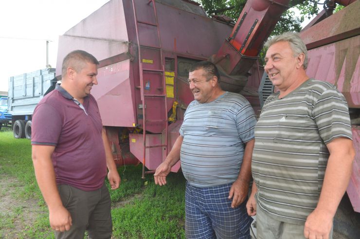 Жнива у відокремленому підрозділі Національного університету біоресурсів і природокористування України «Великоснітинське навчально-дослідне господарство ім. О. В. Музиченка».Тут розвинуте сучасне рослинництво, також є молочно-товарна ферма. Господарство використовує в роботі сучасні підходи, співпрацює з провідними вітчизняними та зарубіжними науковими установами. Щороку понад 2000 студентів проходять тут практику — виробничу і з різних предметів. Це є пріоритетом роботи агроформування. «Нині у полі працюють сучасні комбайни, одночасно відбуваються підбирання соломи, заготівля силосу та сіна, адже в нинішніх умовах зволікати не можна», — каже директор сільгоспвиробництва Микола Журавель. Під час воєнного стану важливо зберегти потенціал навчально-дослідних господарств НУБіП як бази практичної підготовки студентів. «Необхідно зберегти якість освітнього і наукового процесів, підготовку фахівців, які забезпечують продовольчу безпеку держави. Україна буде з хлібом і нашою Перемогою», — наголошує ректор університету Станіслав Ніколаєнко. Головний інженер Михайло Шевчук, комбайнер Олександр Перунов, помічник комбайнера Віктор Григорина.