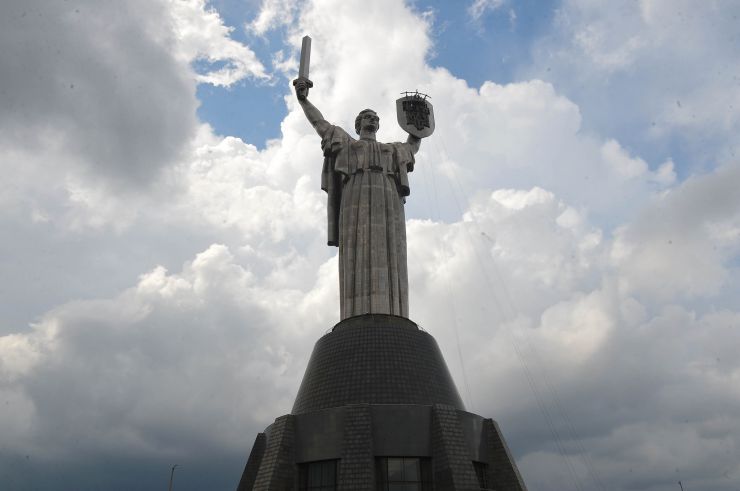 На монумент Батьківщина-мати у Києві встановили тризуб замість демонтованого радянського герба.