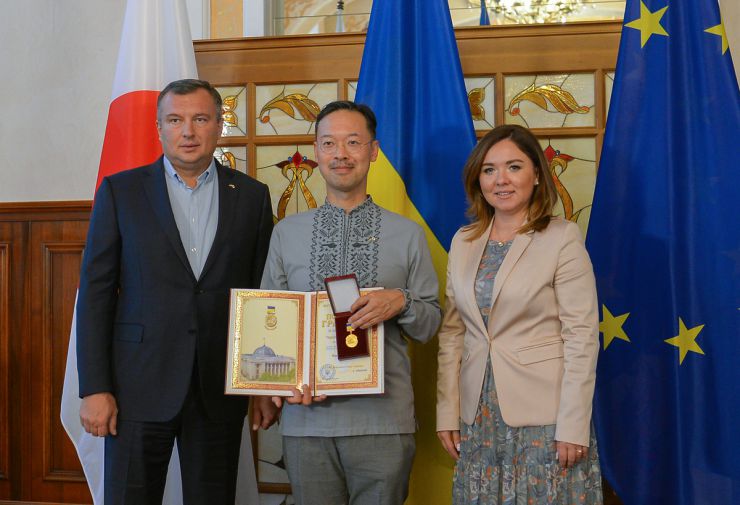 Перший заступник Голови Верховної Ради України Олександр Корнієнко вручив Почесну грамоту Верховної Ради України Голові Асоціації україністів Японії Йошіхіко Окабе за вагомий особистий внесок у розвиток українсько-японських відносин, підтримку державного суверенітету та територіальної цілісності України, популяризацію її історичної спадщини і сучасних надбань. 