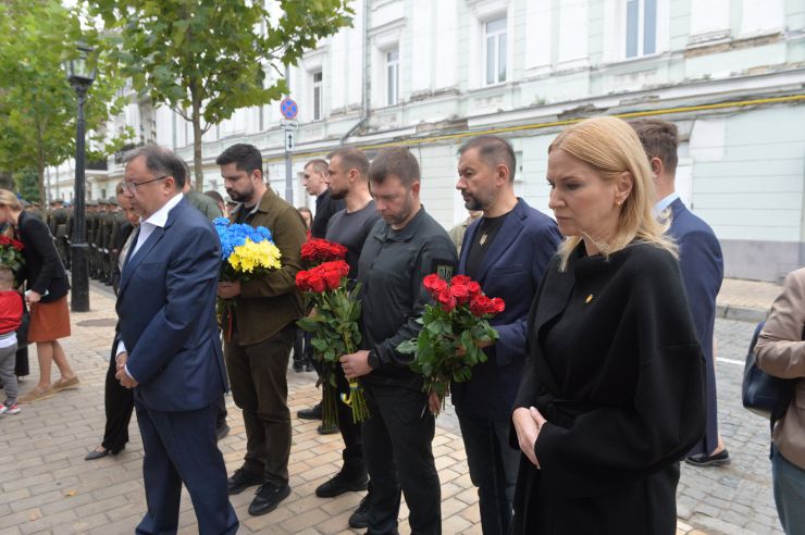 У День захисників і захисниць України Заступниця Голови Верховної Ради Олена Кондратюк разом із представниками всіх фракцій та керівниками комітетів Парламенту, народними депутатами, апарату ВРУ вшанували пам'ять Захисників і Захисниць України і поклали квіти до Стіни Пам'яті на Михайлівській площі у Києві.