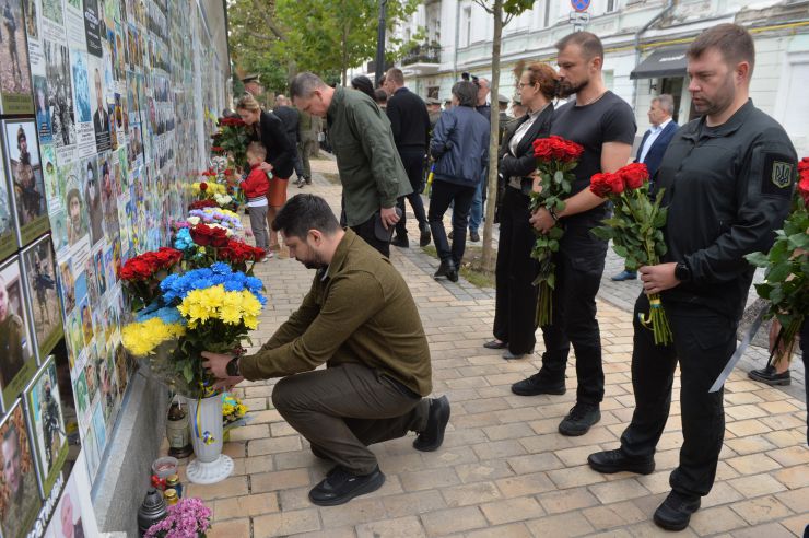 У День захисників і захисниць України Заступниця Голови Верховної Ради Олена Кондратюк разом із представниками всіх фракцій та керівниками комітетів Парламенту, народними депутатами, апарату ВРУ вшанували пам'ять Захисників і Захисниць України і поклали квіти до Стіни Пам'яті на Михайлівській площі у Києві.