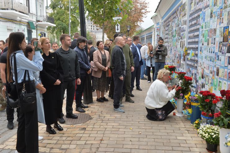 У День захисників і захисниць України Заступниця Голови Верховної Ради Олена Кондратюк разом із представниками всіх фракцій та керівниками комітетів Парламенту, народними депутатами, апарату ВРУ вшанували пам'ять Захисників і Захисниць України і поклали квіти до Стіни Пам'яті на Михайлівській площі у Києві.