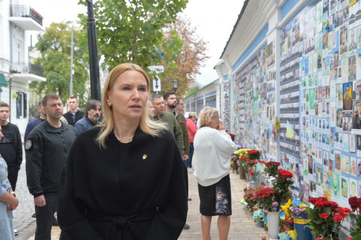 У День захисників і захисниць України Заступниця Голови Верховної Ради Олена Кондратюк разом із представниками всіх фракцій та керівниками комітетів Парламенту, народними депутатами, апарату ВРУ вшанували пам'ять Захисників і Захисниць України і поклали квіти до Стіни Пам'яті на Михайлівській площі у Києві.