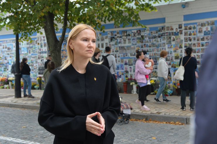 У День захисників і захисниць України Заступниця Голови Верховної Ради Олена Кондратюк разом із представниками всіх фракцій та керівниками комітетів Парламенту, народними депутатами, апарату ВРУ вшанували пам'ять Захисників і Захисниць України і поклали квіти до Стіни Пам'яті на Михайлівській площі у Києві.