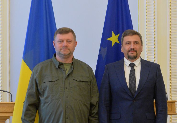 Перший заступник Голови Верховної Ради України Олександр Корнієнко провів робочу зустріч із Головою Офісу Ради Європи Мачеєм Янчаком. 
У зустрічі також взяли участь народні депутати України — Голова Комітету з питань прав людини, деокупації та реінтеграції тимчасово окупованих територій України, національних меншин і міжнаціональних відносин Андрій Задорожний, заступниця Голови Комітету з питань інтеграції України до Європейського Союзу Марія Мезенцева та голова підкомітету з питань адміністративно-територіального устрою Комітету з питань організації державної влади, місцевого самоврядування, регіонального розвитку та містобудування Віталій Безгін. 
