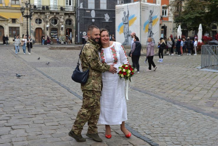 Львів, так само як і вся наша Україна, живе повсякденним життям. Так само як і всю країну його обстрілюють рашистські покидьки. Так само як і скрізь працюють кафе й ресторани, вулицями ходять туристи й герої війни. Так само як і в кожному українському місті й селі тут хоронять убитих путіним наших хлопців і дівчат на Марсовому полі. І як всі ми, львів’яни хочуть Перемоги. Звісно, тут більше туристів ніж на Сході країни. Незважаючи ні на що, можливо, тут більше радості. Таке наше життя в цей відрізок Історії людства. Молодята на площі Ринок