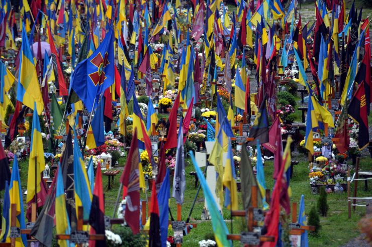 Львів, так само як і вся наша Україна, живе повсякденним життям. Так само як і всю країну його обстрілюють рашистські покидьки. Так само як і скрізь працюють кафе й ресторани, вулицями ходять туристи й герої війни. Так само як і в кожному українському місті й селі тут хоронять убитих путіним наших хлопців і дівчат на Марсовому полі. І як всі ми, львів’яни хочуть Перемоги. Звісно, тут більше туристів ніж на Сході країни. Незважаючи ні на що, можливо, тут більше радості. Таке наше життя в цей відрізок Історії людства. Марсове поле – місце поховання героїв війни