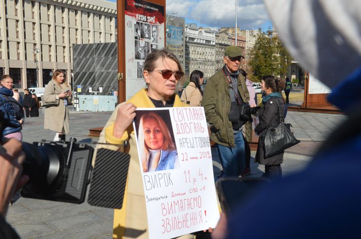 На Майдані Незалежності у Києві відбулася акція на підтримку полонених, зокрема, українських жінок-політично ув'язнених, переслідуваних росією. 17 жовтня 2022 року відбувся «великий жіночий обмін» полоненими. Тоді додому повернулися 108 жінок. У день річниці обміну ініціаторка заходу правозахисниця і журналістка Людмила Гусейнова, яка перебувала у неволі 3 роки і 13 днів, організувала захід на підтримку цивільних полонених жінок, які все ще залишаються в полоні та зазнають фізичного і сексуального насильства.