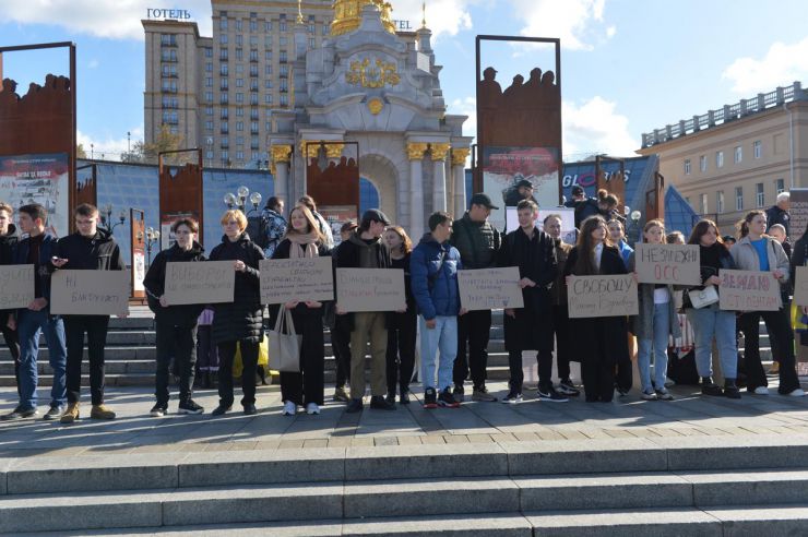 В Києві на Майдані Незалежності відбулася реконструкція мирної акції “Революція на граніті” від Української Студентської Ліги (УСЛ). 2 жовтня 1990 року на Майдані Незалежності розпочалась мирна студентська акція Революція на граніті. 17 жовтня 1990 року Верховна Рада України ухвалила вимоги протестуючих студентів щодо звільнення прем'єр-міністра та проведення нових виборів. УСЛ організовує історичну реконструкцію мирної акції “Революція на граніті”. Реконструкція має на меті відзначити історичне значення подій 