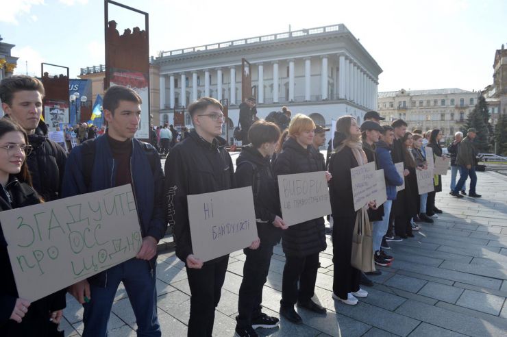 В Києві на Майдані Незалежності відбулася реконструкція мирної акції “Революція на граніті” від Української Студентської Ліги (УСЛ). 2 жовтня 1990 року на Майдані Незалежності розпочалась мирна студентська акція Революція на граніті. 17 жовтня 1990 року Верховна Рада України ухвалила вимоги протестуючих студентів щодо звільнення прем'єр-міністра та проведення нових виборів. УСЛ організовує історичну реконструкцію мирної акції “Революція на граніті”. Реконструкція має на меті відзначити історичне значення подій 