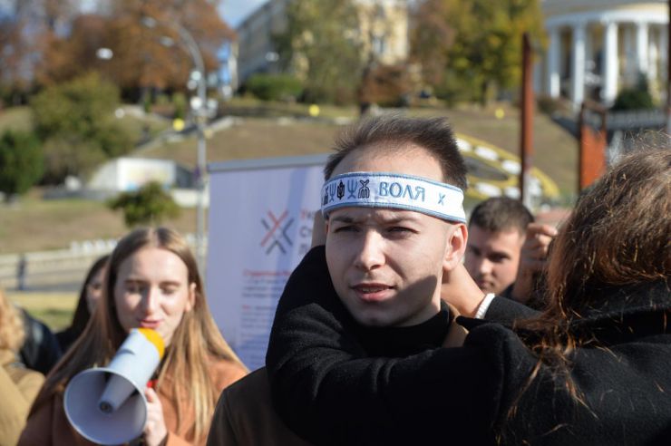 В Києві на Майдані Незалежності відбулася реконструкція мирної акції “Революція на граніті” від Української Студентської Ліги (УСЛ). 2 жовтня 1990 року на Майдані Незалежності розпочалась мирна студентська акція Революція на граніті. 17 жовтня 1990 року Верховна Рада України ухвалила вимоги протестуючих студентів щодо звільнення прем'єр-міністра та проведення нових виборів. УСЛ організовує історичну реконструкцію мирної акції “Революція на граніті”. Реконструкція має на меті відзначити історичне значення подій 