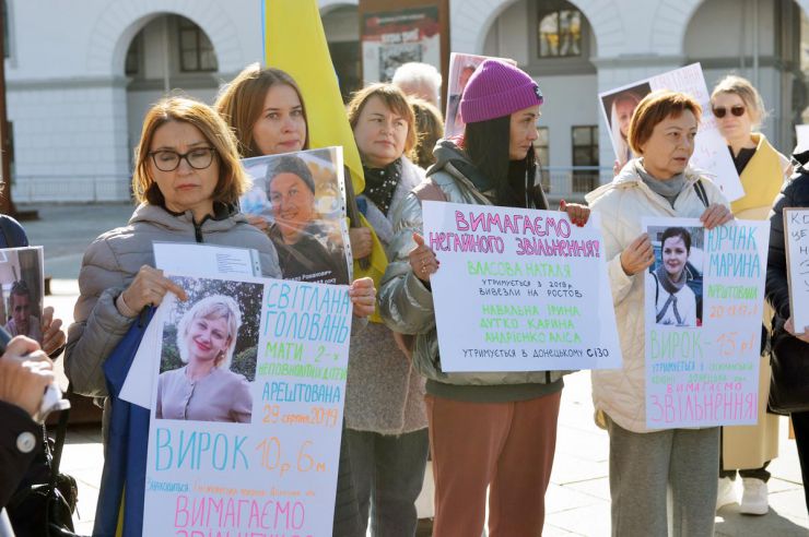 У центрі Києва пройшла акція, присвячена річниці великого обміну жінками-полоненими, що відбувся 17 вересня 2022 року. Того дня додому повернулося 108 бранок Кремля, 12 з яких були цивільними. Учасники акції звертаються до президента з проханням посприяти звільненню цивільних з російських в’язниць. Акцію ініціювала громадська організація SEMA. На майдані Незалежності зібралися близько 50 учасників, серед яких родини жінок, що потрапили в полон починаючи з 2014 року, а також колишні бранки, яких вдалося звільнити завдяки попереднім обмінам. Вони розповідають свої історії про викрадення рідних або перебування в полоні й вимагають від влади створити дієвий механізм звільнення цивільних.