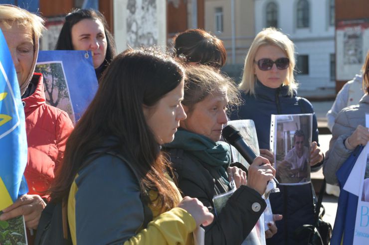 У центрі Києва пройшла акція, присвячена річниці великого обміну жінками-полоненими, що відбувся 17 вересня 2022 року. Того дня додому повернулося 108 бранок Кремля, 12 з яких були цивільними. Учасники акції звертаються до президента з проханням посприяти звільненню цивільних з російських в’язниць. Акцію ініціювала громадська організація SEMA. На майдані Незалежності зібралися близько 50 учасників, серед яких родини жінок, що потрапили в полон починаючи з 2014 року, а також колишні бранки, яких вдалося звільнити завдяки попереднім обмінам. Вони розповідають свої історії про викрадення рідних або перебування в полоні й вимагають від влади створити дієвий механізм звільнення цивільних.