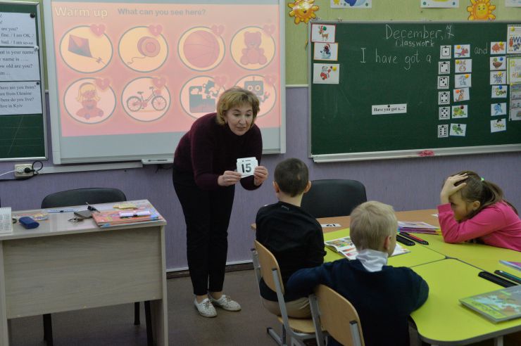 Заступниця Голови Верховної Ради України Олена Кондратюк разом із Освітнім Центром Парламенту відвідала спеціальну загальноосвітню школу № 18 м. Києва.

У закладі в офлайн-режимі навчаються понад сто дітей з різними порушеннями слуху та мовлення. Серед них — внутрішньо переміщені діти. Частина дітей також перебуває за кордоном і поступово повертається до навчального закладу.

Олена Кондратюк повідомила, що для дітей провели парламентський урок, привітали учнів зі святом Святого Миколая та привезли подарунки.