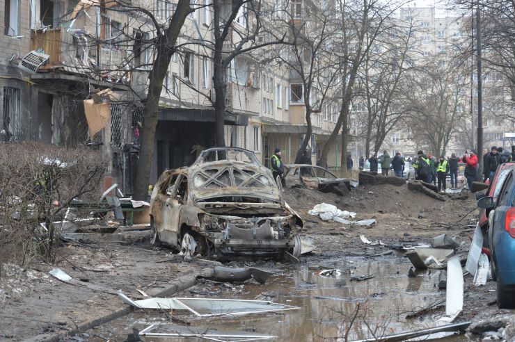 Наслідки нічного обстрілу російськими ракетами на Воскресенському житловому масиві. Пошкоджений дитячий садок і житловий будинок.