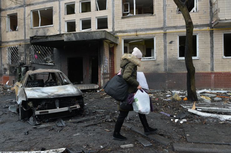 Наслідки нічного обстрілу російськими ракетами на Воскресенському житловому масиві. Пошкоджений дитячий садок і житловий будинок.