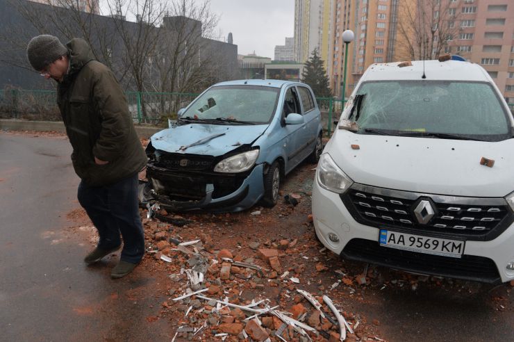 Наслідки влучання уламків «шахеда» у столичному Солом’янському районі. Пошкоджений дах і технічний поверх будинку.  Володимир, власник пошкодженого внаслідок обстрілу автомобіля.