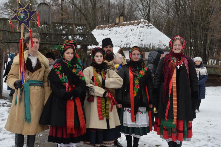 У столичному Національному музей народної архітектури та побуту України встановили найбільшого дідуха в Україні. Його висота – 7,5 метра. Дідух виконали у формі тризуба з пшениці. Його створювали десантник Ярослав Кучма, який через поранення тимчасово втратив змогу ходити, та 95-річна Пелагея Живко з Львівщини.
Також у музеї виступили фолькльорні гурти з Києва та області.
