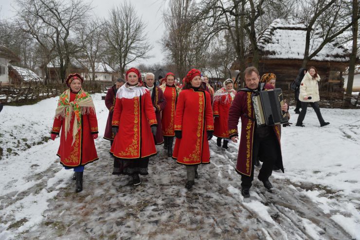 У столичному Національному музей народної архітектури та побуту України встановили найбільшого дідуха в Україні. Його висота – 7,5 метра. Дідух виконали у формі тризуба з пшениці. Його створювали десантник Ярослав Кучма, який через поранення тимчасово втратив змогу ходити, та 95-річна Пелагея Живко з Львівщини.
Також у музеї виступили фолькльорні гурти з Києва та області.
