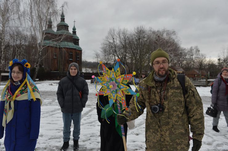 У столичному Національному музей народної архітектури та побуту України встановили найбільшого дідуха в Україні. Його висота – 7,5 метра. Дідух виконали у формі тризуба з пшениці. Його створювали десантник Ярослав Кучма, який через поранення тимчасово втратив змогу ходити, та 95-річна Пелагея Живко з Львівщини.
Також у музеї виступили фолькльорні гурти з Києва та області.
