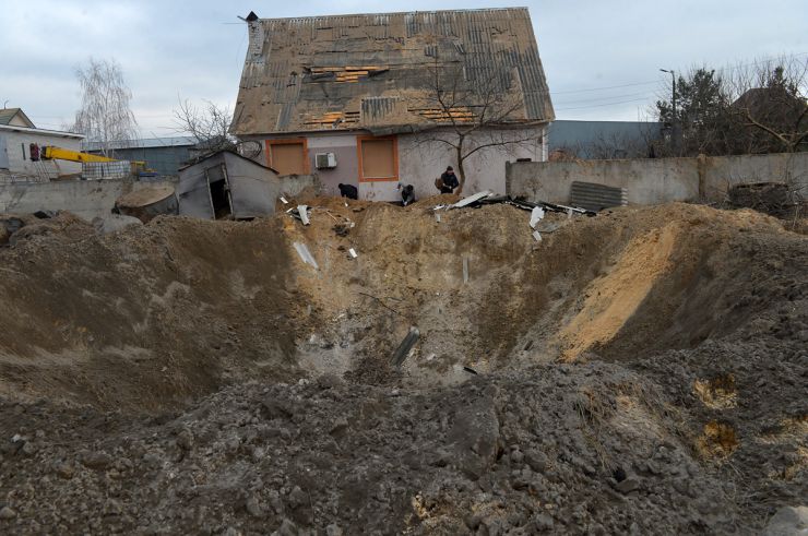 Пошкоджені приватні житлові будинки та будівля церкви внаслідок ракетного обстрілу мирного населення росіянами у мікрорайоні Бортничі в Києві