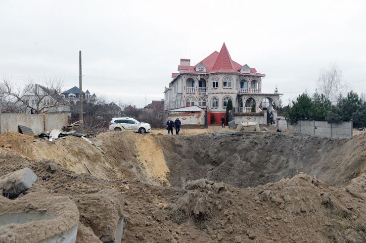 Пошкоджені приватні житлові будинки та будівля церкви внаслідок ракетного обстрілу мирного населення росіянами у мікрорайоні Бортничі в Києві