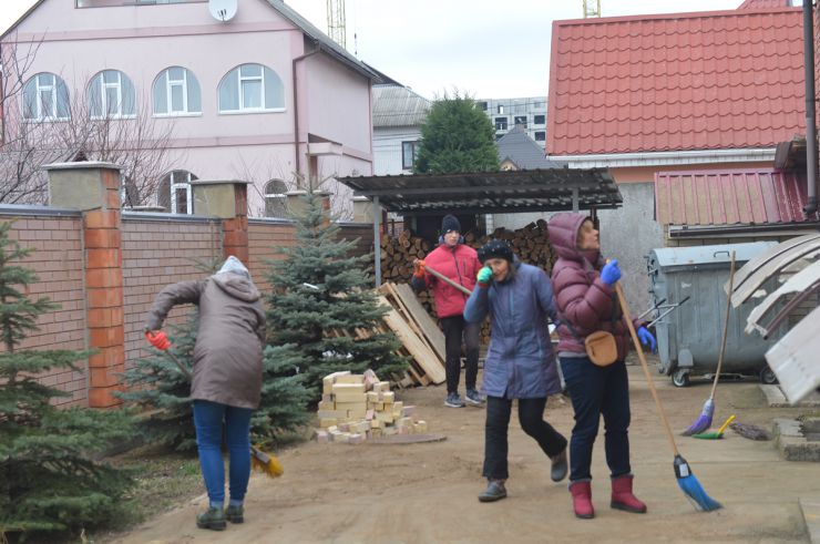 Пошкоджені приватні житлові будинки та будівля церкви внаслідок ракетного обстрілу мирного населення росіянами у мікрорайоні Бортничі в Києві