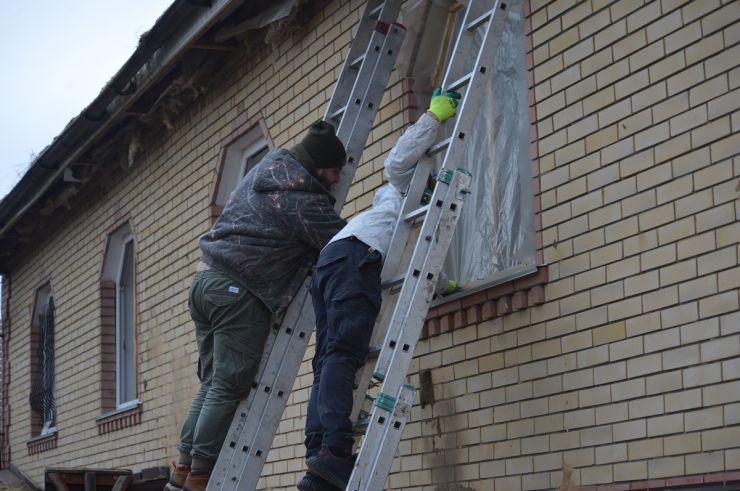 Пошкоджені приватні житлові будинки та будівля церкви внаслідок ракетного обстрілу мирного населення росіянами у мікрорайоні Бортничі в Києві