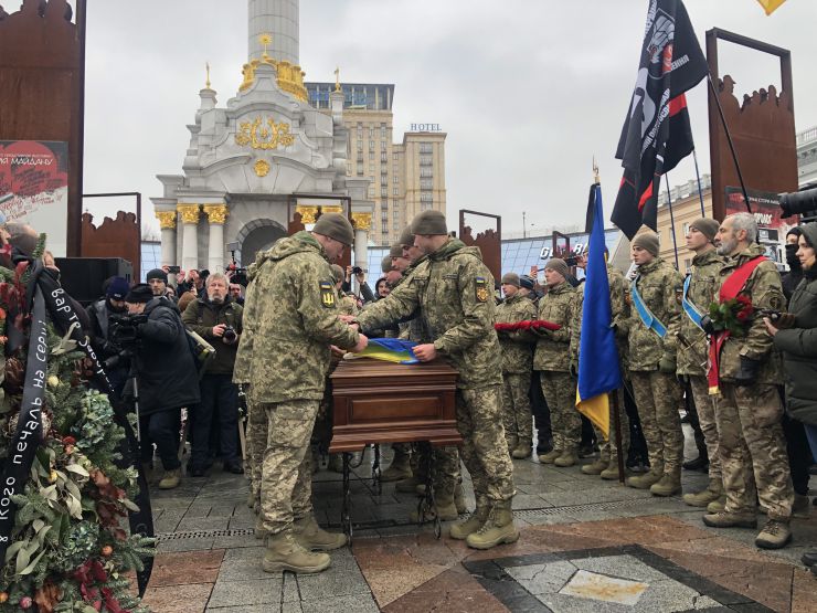 У столичному Михайлівському соборі та на Майдані Незалежності відбулось прощання із загиблим воїном і поетом Максимом «Далі» Кривцовим. 