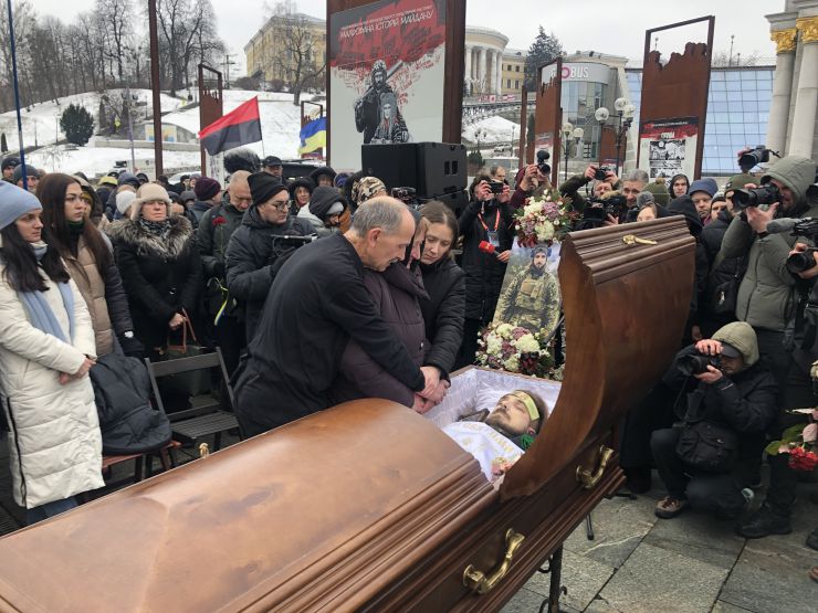 У столичному Михайлівському соборі та на Майдані Незалежності відбулось прощання із загиблим воїном і поетом Максимом «Далі» Кривцовим. 