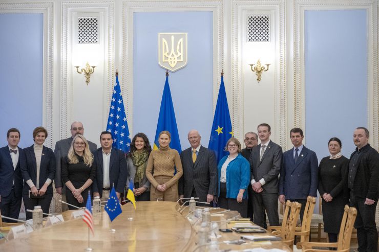 Заступниця Голови Верховної Ради України Олена Кондратюк зустрілася з делегацією старших радників республіканського та демократичного крила Конгресу США на чолі з президентом Американської ради зовнішньої політики Германом Пірчнером. Він досвідчений та впливовий американський стратег, автор книги «Після путіна».
У зустрічі також взяли участь Софія Хейс, радниця з питань нацбезпеки сенаторки США й демократки Джин Шахін; Джозеф Бігун, помічник сенатора Джеймса Е.Ріша, члена Комітету Сенату США у закордонних справах; Ханна Арві, старша радниця конгресмена-республіканця Чіпа Роя; Сезар Ібарра, директор з питань розробки політик «Групи Свободи» (Freedom Caucus) республіканського об'єднання. До нього, зокрема, входить чинний Спікер Палати представників Майк Джонсон.
