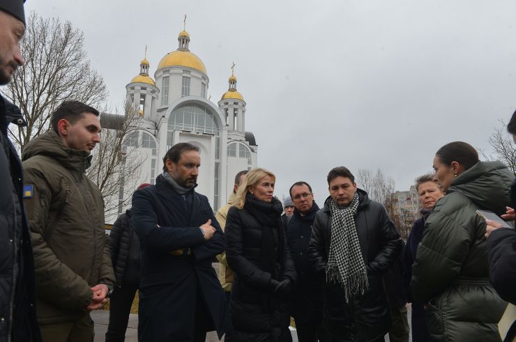 Бучу та Ірпінь відвідали представники Парламентської асамблеї ОБСЄ 
на чолі з президенткою ПА ОБСЄ Піа Каумою. Делегати побували у Храмі Святого Апостола Андрія Первозванного. Там їм розповіли про злочини, скоєні під час бойових дій у Бучанській громаді. Також вони побачили світлини, на яких зображені наслідки російської окупації у лютому-березні 2022 року.
Потому іноземні гості вшанували пам'ять невинно вбитих біля інсталяції 501-му загиблому бучанцю.Також відвідали та оглянули руйнування ЖК «Ірпінські Липки» та відбудову приватного сектору. 