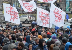 Біля КМДА відбулася акція протесту «Марш білих хустинок». 