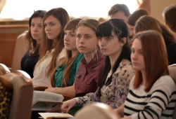 У актовому залі Інституту філології КНУ імені Тараса Шевченка Міжнародний благодійний фонд імені Ярослава Мудрого нагородив лауреатів премії імені Ірини Калинець за 2015 рік