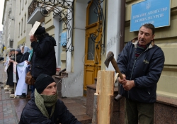 Біля Державного агентства лісових ресурсів України пройшов сатиричний екологічний пікет «Нарубаємо лісникам дров!»