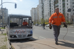 В рамках акції з очищення Києва від старих, іржавих машин без номерних знаків, керівник Департаменту транспортної інфраструктури Олександр Козловський взяв особисту участь в евакуації одного з таких мікроавтобусів