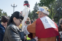 Площа перед Верховною Радою України. Декілька учасників «фінансового майдана» оголосили безстрокове голодування з метою привернення уваги до своїх вимог