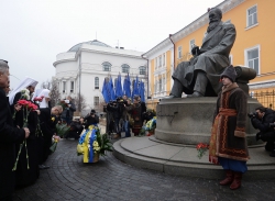 Церемонія покладання квітів до пам’ятників Тарасу Шевченку і Михайлу Грушевському.