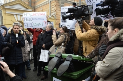 Біля АПУ активісти Громадського люстраційного комітету повели акцію «Президент і люстрація: 100 днів саботажу» 