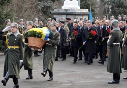 Голова Верховної Ради України Володимир Гройсман, Президент України Петро Порошенко, Прем'єр-міністр Арсеній Яценюк  під час покладання квітів до пам’ятного хреста Героям Крут на Аскольдовій могилі.