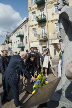 Литовська Республіка, Вільнюс Народні депутати України, представники посольства і української громади поклали квіти до пам’ятника Траасу Шевченку у Вільнюсі