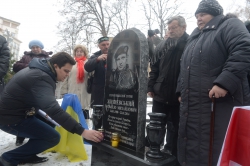 На вулиці Грушевського, 1 відбулося відкриття меморіалу Герою Небесної Сотні, білорусу Михайлу Жизневському.