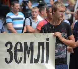 В Києві біля Генеральної прокуратури України відбулася акція протесту фермерів з Дніпропетровщини під гаслом: «Захистимо свою землю від грабіжників!». 