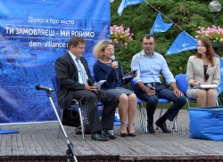 В Києві, у парку Шевченка відбулись традиційні «Діалоги про місто» на тему: «Закатовані забудовами», де кожен зможе поділитися конкретними проблемами, що стосуються незаконного будівництва в Києві та напрацювати спільне звернення до міського голови.